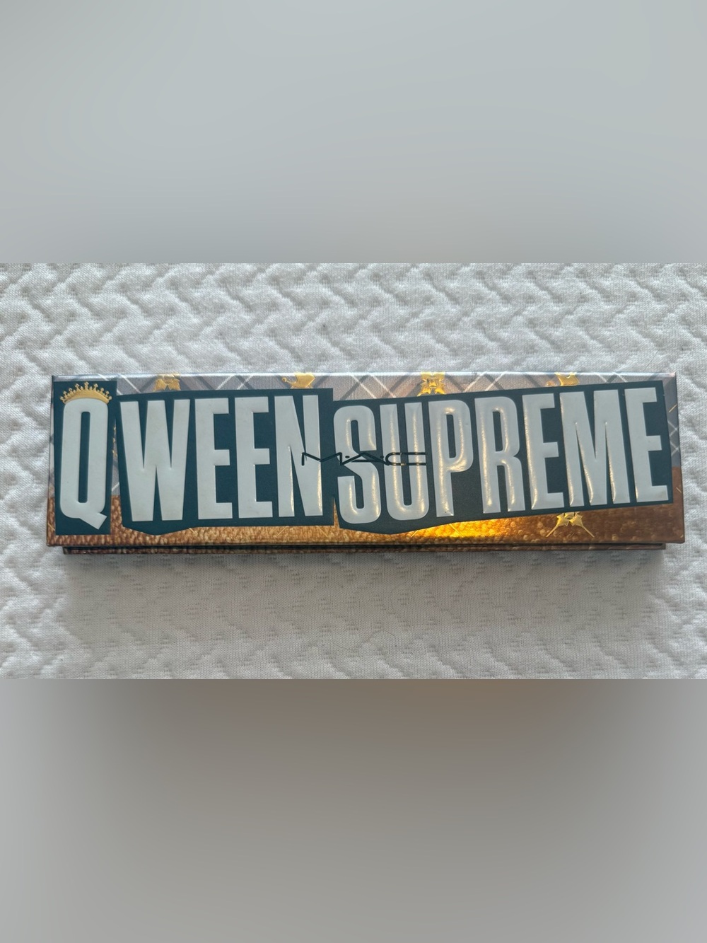 Brand new M·A·C Qween Supreme palette of 8 eyeshadows and one highlighter